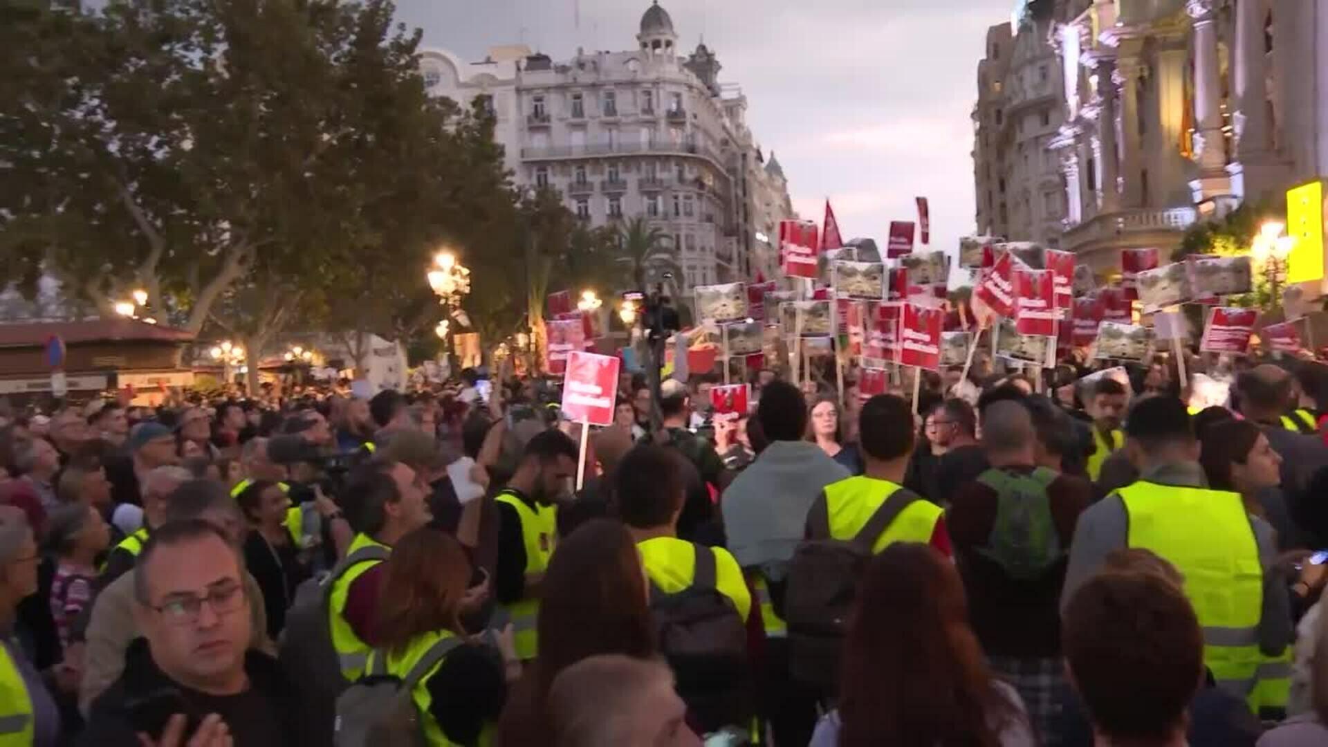 Una manifestación de "rabia y duelo" exige la dimisión del Consell de Mazón