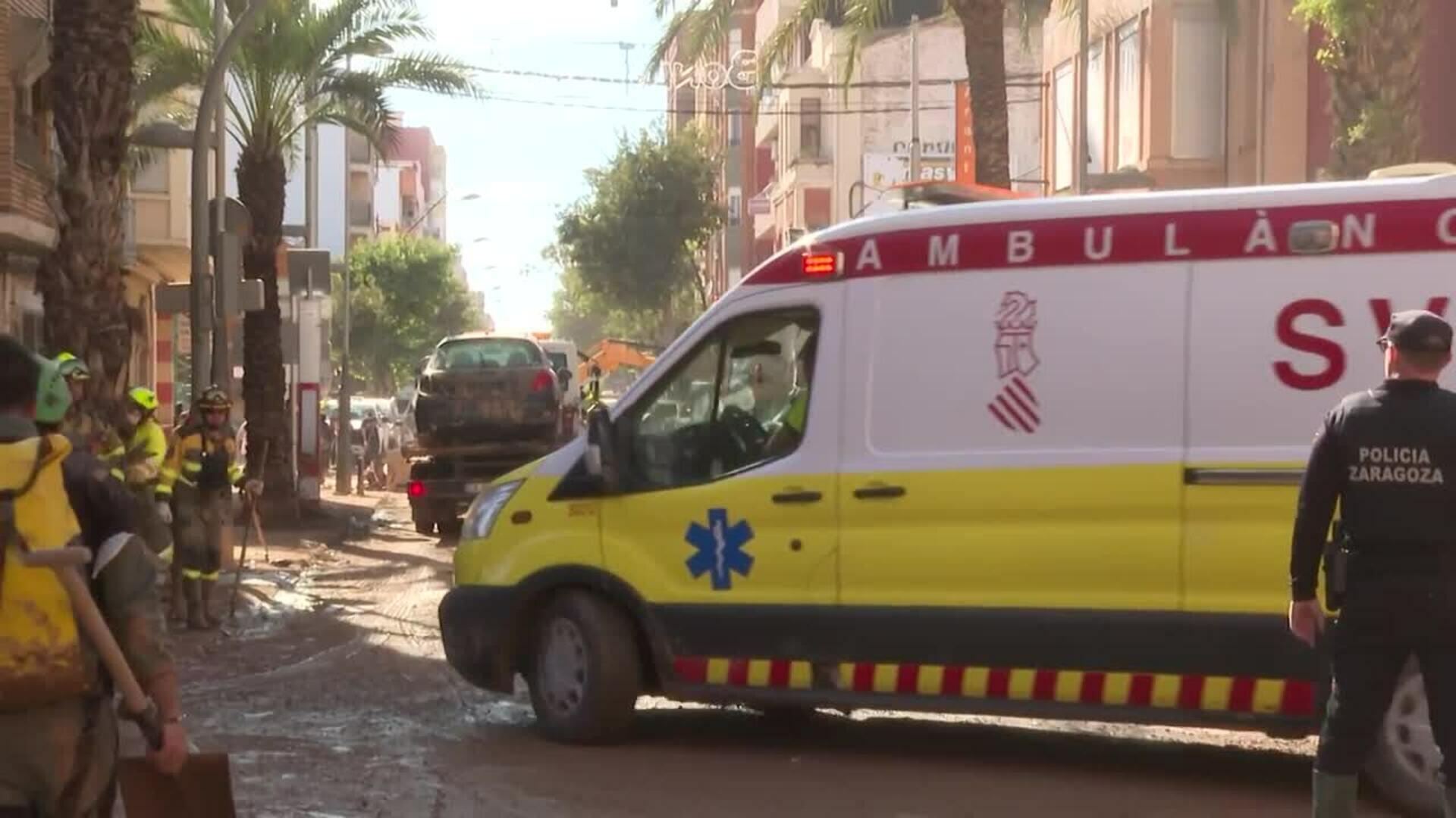Las autoridades recomiendan el agua embotellada y sacar el lodo es una "prioridad"