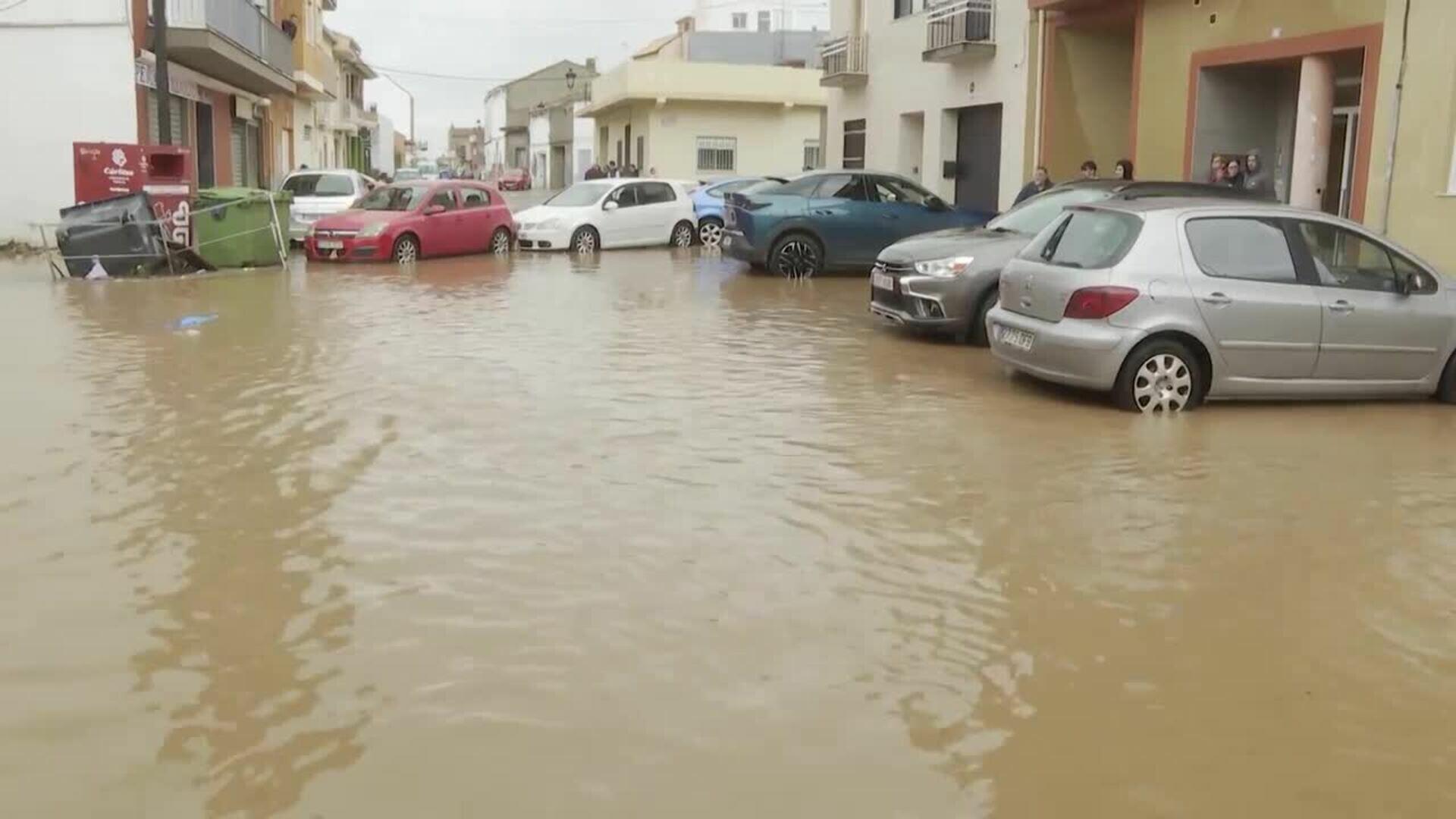 Aemet activa el aviso rojo por lluvias en el litoral de Valencia este miércoles y jueves