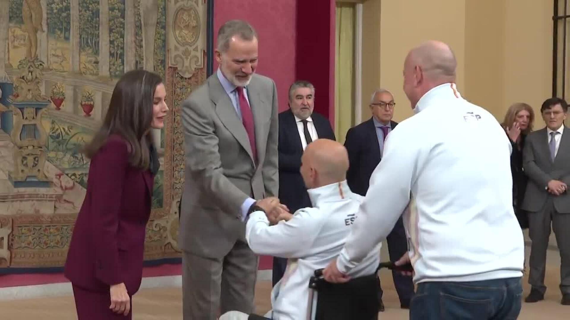 Los Reyes recuperan la sonrisa en su encuentro con los olímpicos y paralímpicos