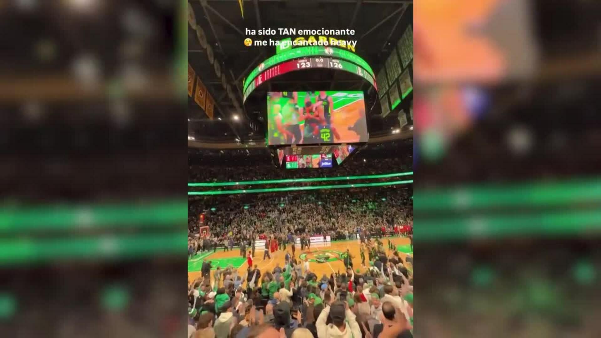 Laura Escanes acude a un partido de baloncesto en su viaje a Boston