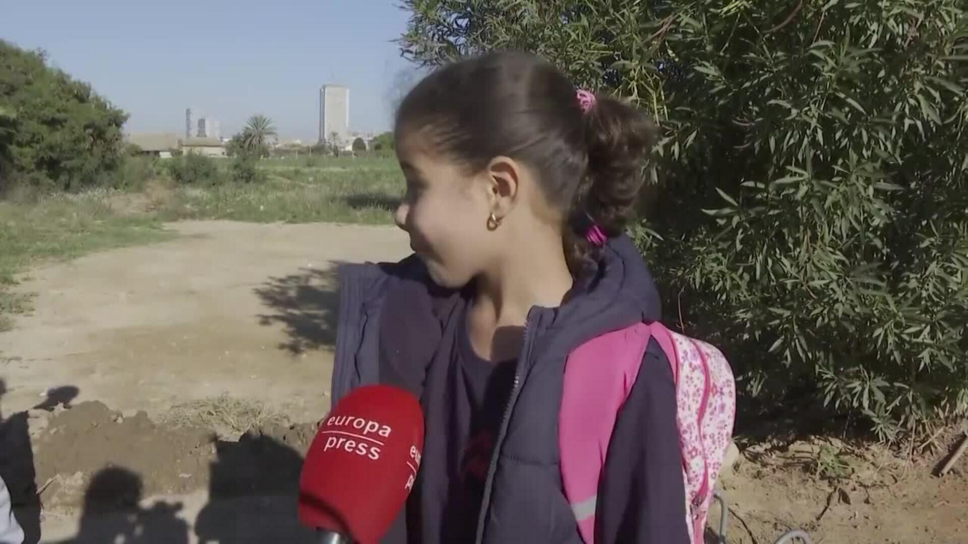 Niños de Benetússer destacan el tiempo con los militares en el día de regreso a las clases