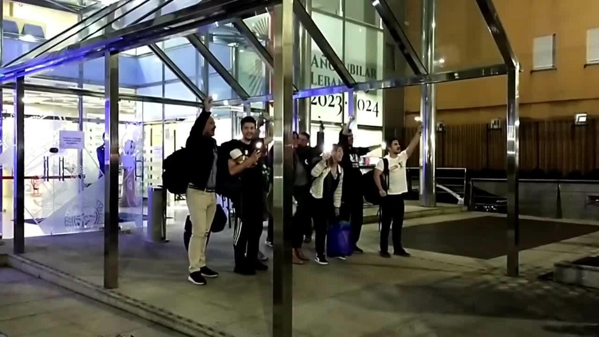 Los profesores abandonan su encierro en el Gobierno en Santander y lo trasladan a los centros