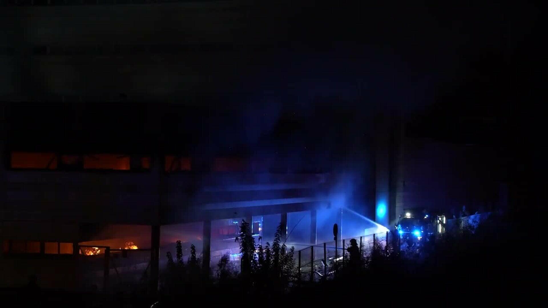 Bomberos trabajan en un incendio de grandes dimensiones en el Auditorio Rocío Jurado de Sevilla