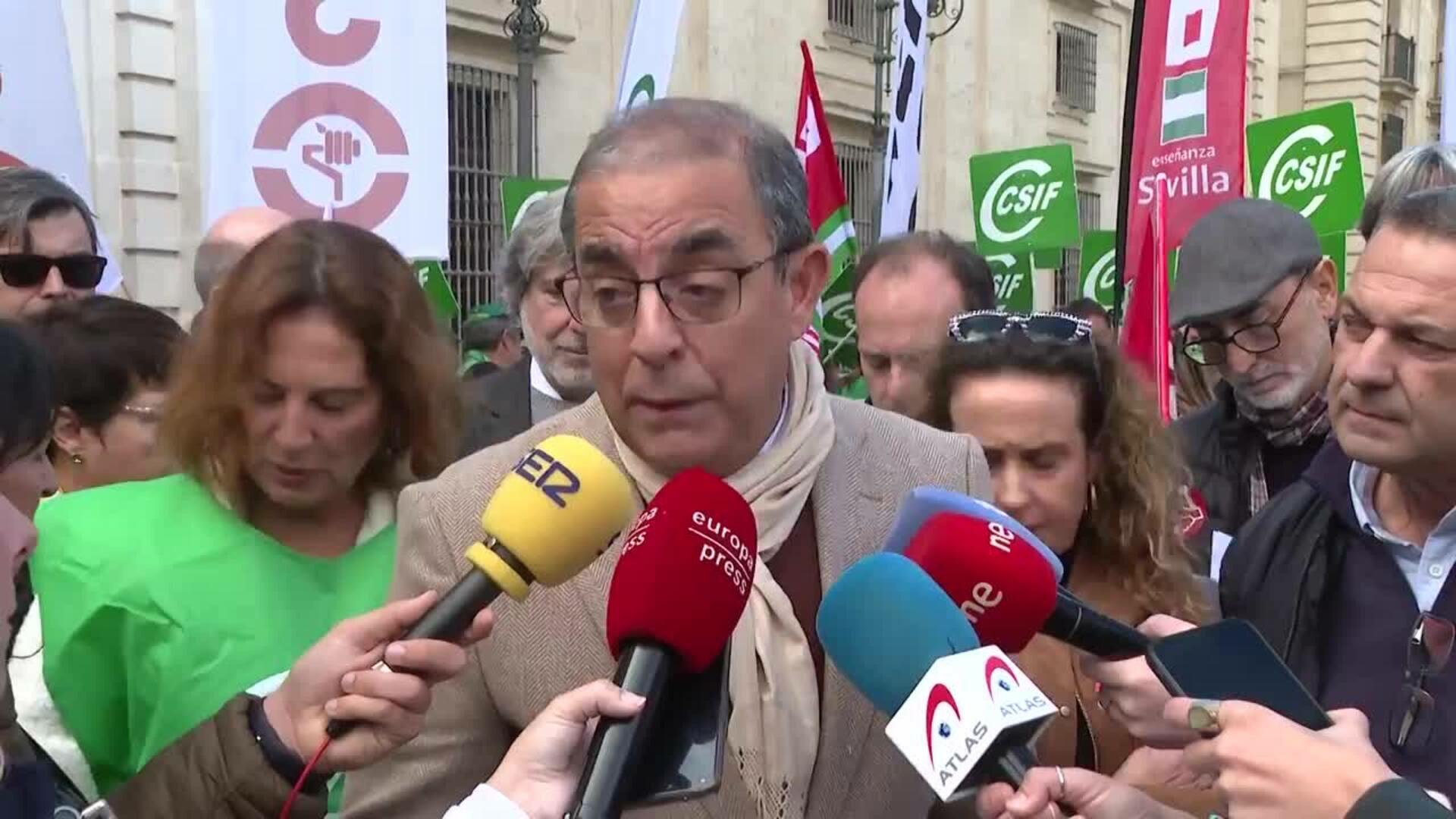 Sindicatos protestas hasta que se abonen los complementos y trienios a plantilla universitaria