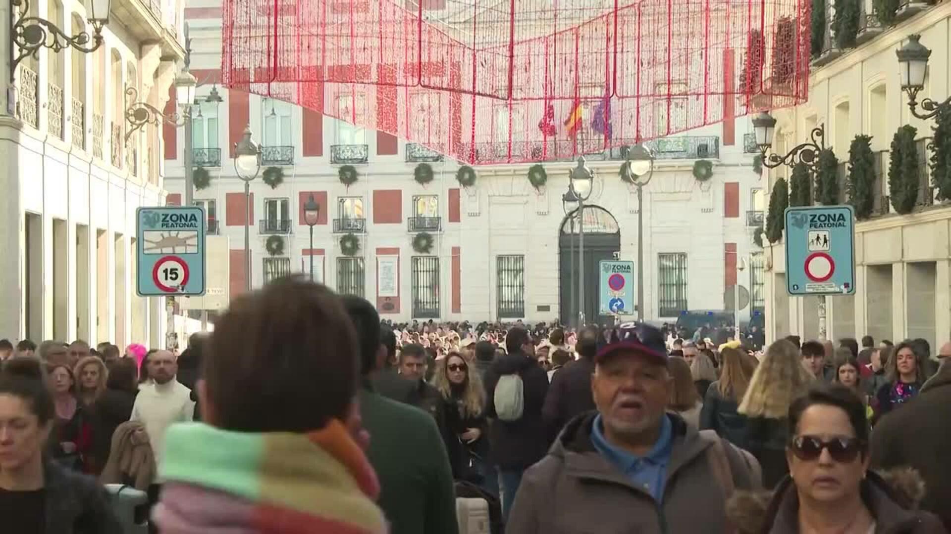 Madrid se llena de turistas que acuden a realizar sus compras navideñas este puente