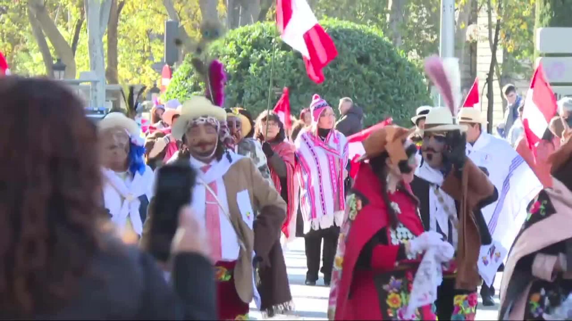 Multitud de personas participan en el pasacalles por los 200 años de independencia del Perú