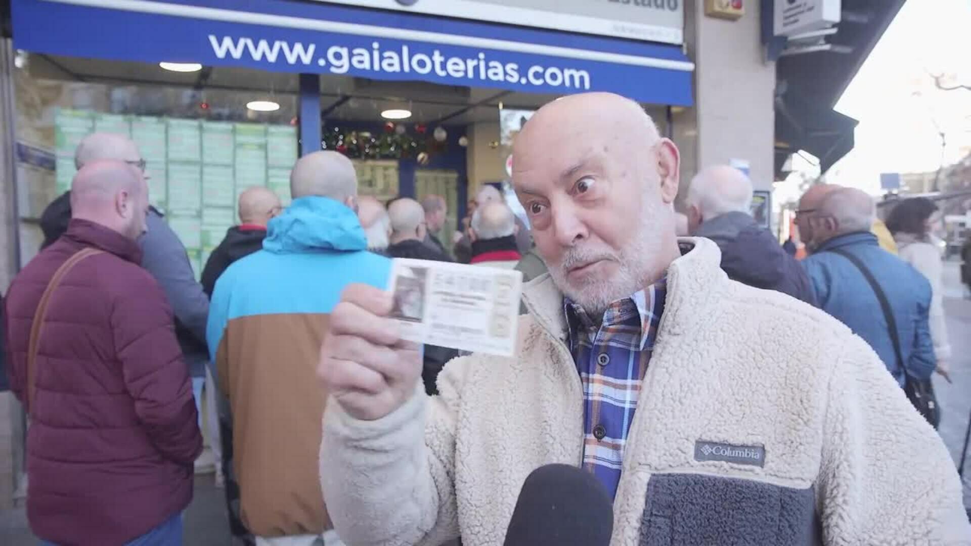 Administración de lotería sortea décimos entre calvos para devolverles la suerte repartida