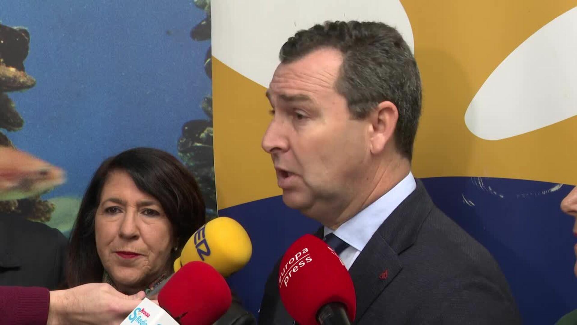 El barco chino fondeado en Ares no podrá entrar al puerto hasta que siga "instrucciones claras"