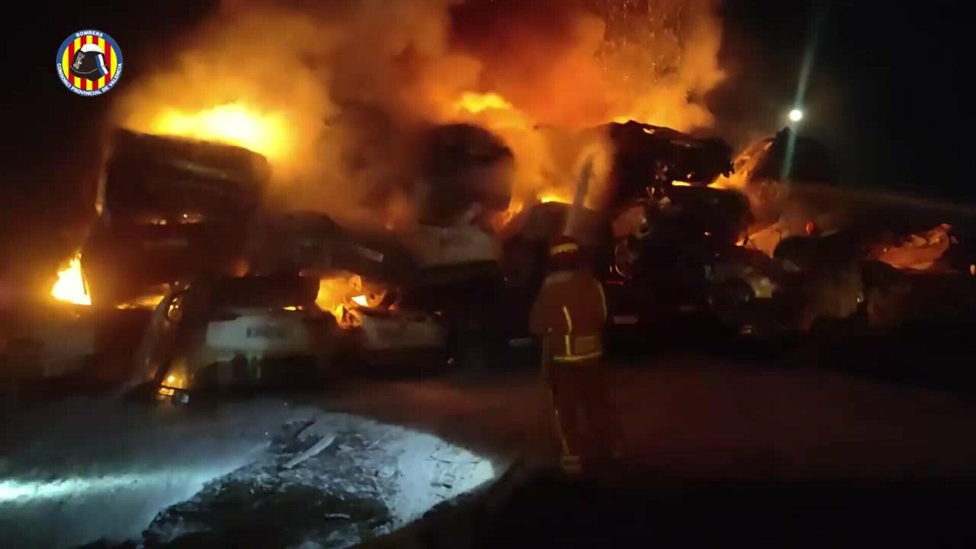 Estabilizado el incendio en una campa para acoger coches siniestrados de la dana en Catarroja
