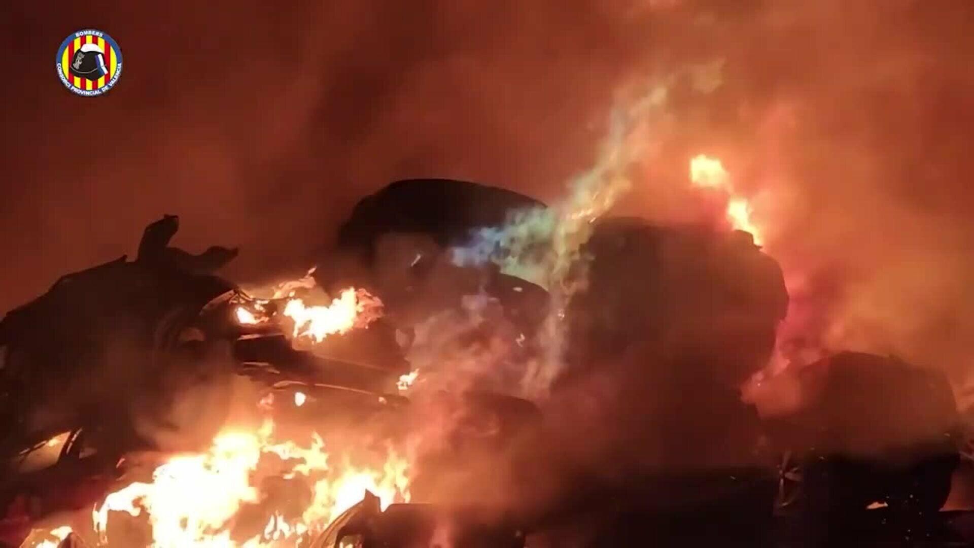 Extinguido el incendio en una campa para acoger coches siniestrados de la dana en Catarroja