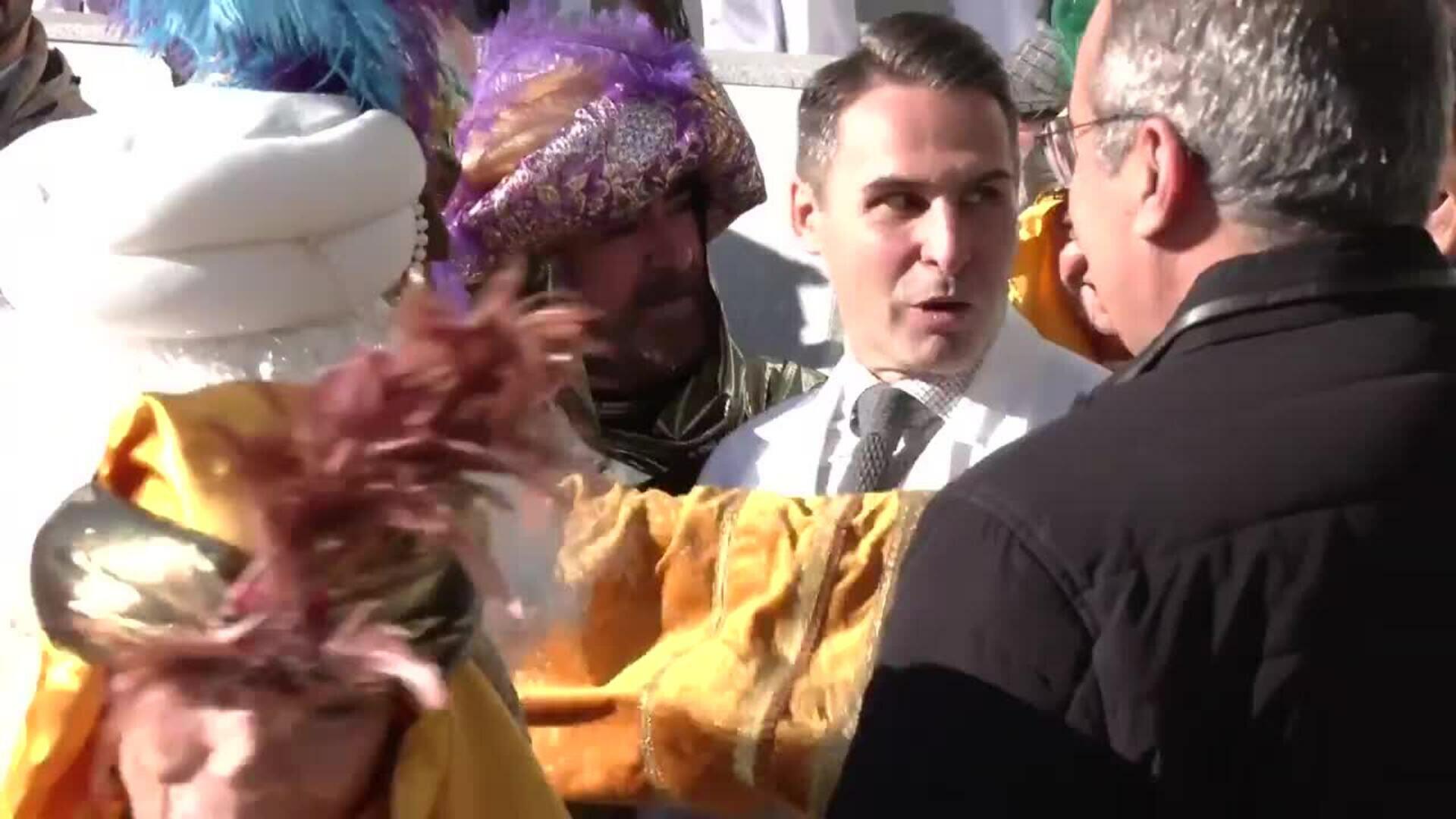 La Hermandad de la Macarena lleva la visita de los Reyes Magos a los niños del Hospital