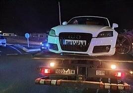 Un vehículo se sale de la vía y arrasa con dos farolas en Teguise