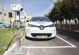 El vehículo eléctrico retrocede casi un 20% en 2024 en Canarias mientras el de gasolina lidera las compras