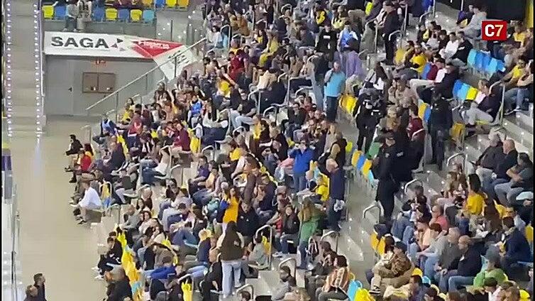 Desalojan a varios activistas de la Plataforma Canarias Por Palestina del Gran Canaria Arena tras exhibir banderas palestinas