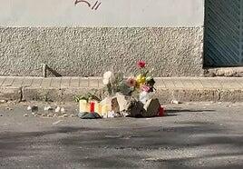 Velas y flores en recuerdo de la niña fallecida al caer al vacío en Las Palmas de Gran Canaria