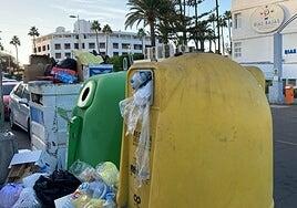Residuos de plástico y cartón se acumulan en las calles durante semanas en San Bartolomé
