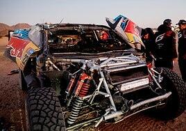 Accidente de Sainz, que gasta un comodín en una de las etapas clave del Dakar