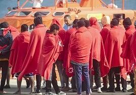 Arriban dos pateras y dos cayucos con unas 235 personas a bordo