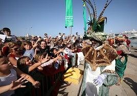 Miles de niños reciben a sus Majestades de Oriente