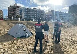 Desalojan a varios campistas de Las Canteras en Las Palmas de Gran Canaria