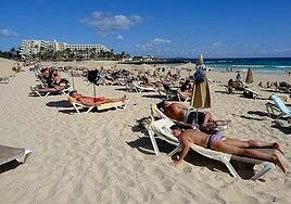 El turismo hace historia en Fuerteventura: casi 3.000 millones facturados en 2024