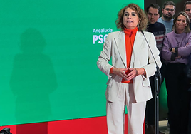 Montero lanza su candidatura y arenga a los socialistas andaluces bajo la consigna del «No pasarán»