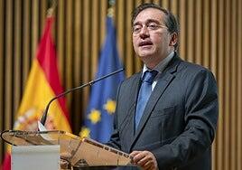 Albares rechaza las acusaciones de «complicidad» con Maduro y reivindica el asilo a González Urrutia