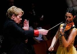 La Philharmonia Orchestra y María Dueñas deleitan en el estreno del Festival de Música de Canarias