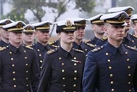 Baño de cariño de Cádiz a la princesa Leonor y a sus compañeros de Elcano