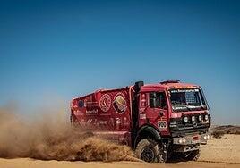 El Elefante Rosa, líder de su categoría, sigue tiñendo las dunas de solidaridad