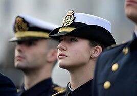 Los Reyes despiden emocionados la marcha de la princesa Leonor a bordo de Elcano