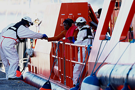 Europa reduce la llegada migrantes irregulares mientras la ruta canaria bate récords