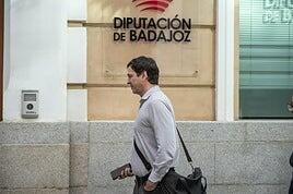 Altos cargos de la Diputación de Badajoz descargan entre ellos la creación de la plaza del hermano de Pedro Sánchez