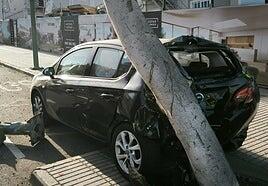 Un vehículo desciende 150 metros y choca contra un árbol tras no poner el freno de mano en Las Palmas de Gran Canaria