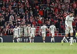 Osasuna da el golpe en San Mamés y despide al campeón, mientras que la Real no falla ante el Rayo