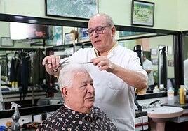 Tomás sigue en Telde sin soltar las tijeras a sus cerca de 74 años