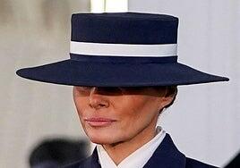 Una Melania gélida y con los ojos en sombra encabeza el clan Trump