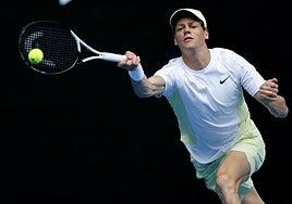 Sinner se sobrepone a Rune y los temblores para estar en cuartos