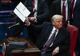 Trump empieza su cruzada: indulta a los 1.500 asaltantes del Capitolio y retira a EE UU de la OMS y del Acuerdo de París