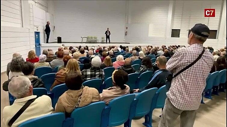 Reunión de vecinos en el centro cívico La Ballena