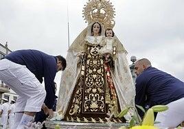 La Virgen del Carmen de La Isleta atesora un presente con tintes reales