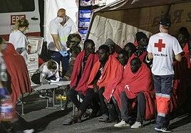 Rescatan a 93 personas, entre ellas un bebé, en un cayuco a 48 millas de El Hierro