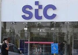 Los saudíes de STC hacen efectivo su 9,9% en Telefónica y piden entrar en el consejo