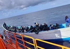 Localizan un cayuco con 67 migrantes, entre ellos dos mujeres, a 66 millas al suroeste de Gran Canaria