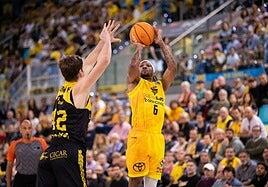 El Dreamland Gran Canaria naufraga en la orilla en el derbi (67-70)