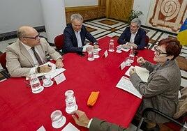 Clavijo confía en atar a Junts al acuerdo para los menores, solo pendiente ya de la forma jurídica