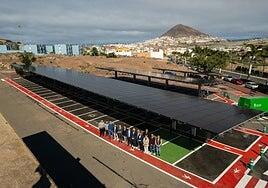 Gáldar estrena marquesinas fotovoltaicas en la Ciudad Deportiva Venancio Monzón