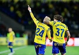 Januzaj señala el escenario y pide subir