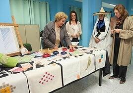 La artesanía majorera en femenino entra en el IES Puerto del Rosario